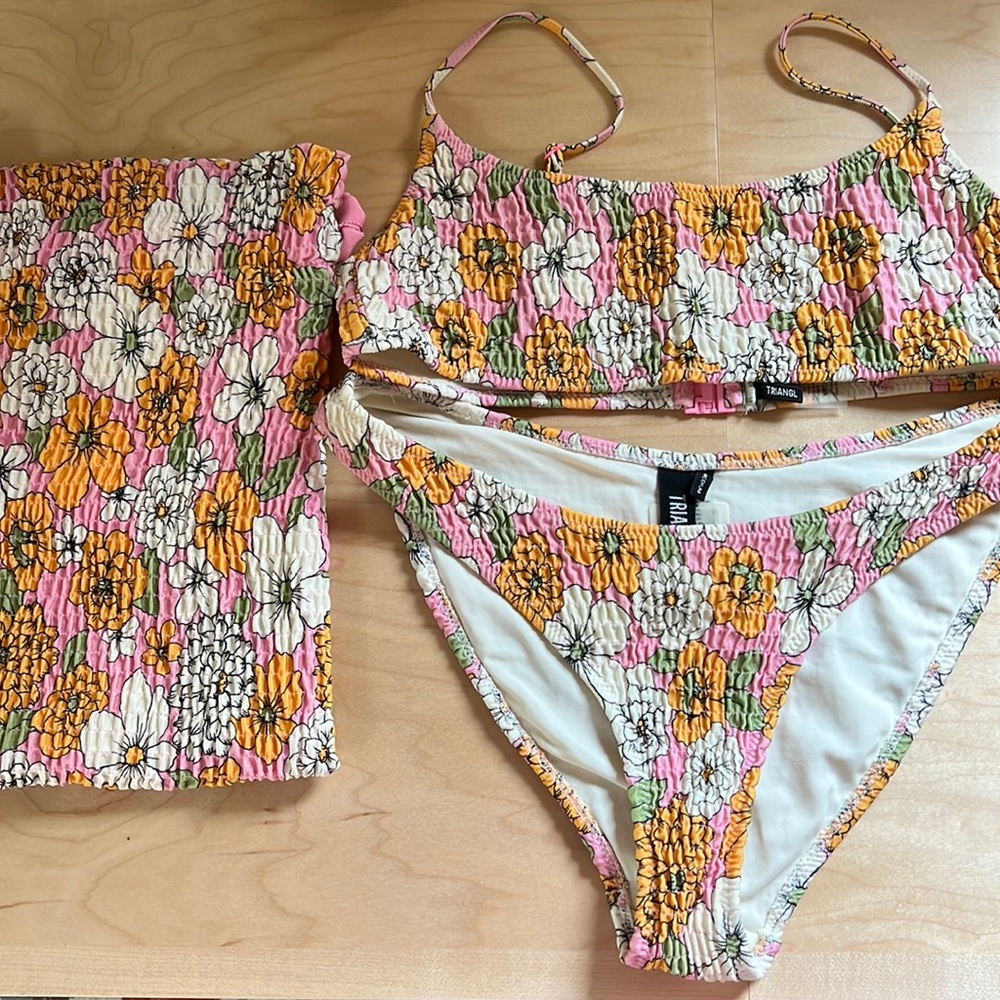 Floral triangl swimsuit size medium